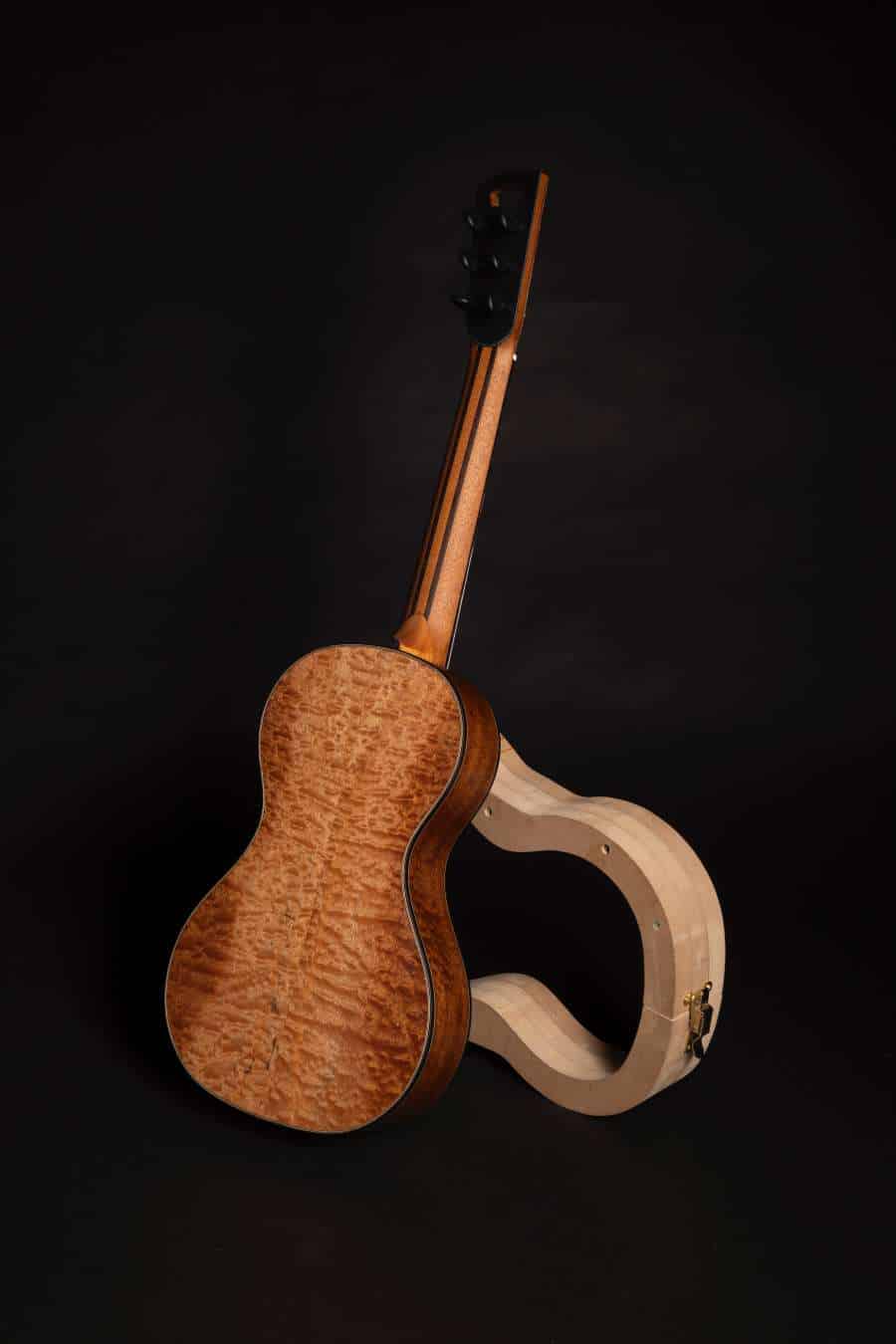 Dos guitare romantique, sapelli pomelé