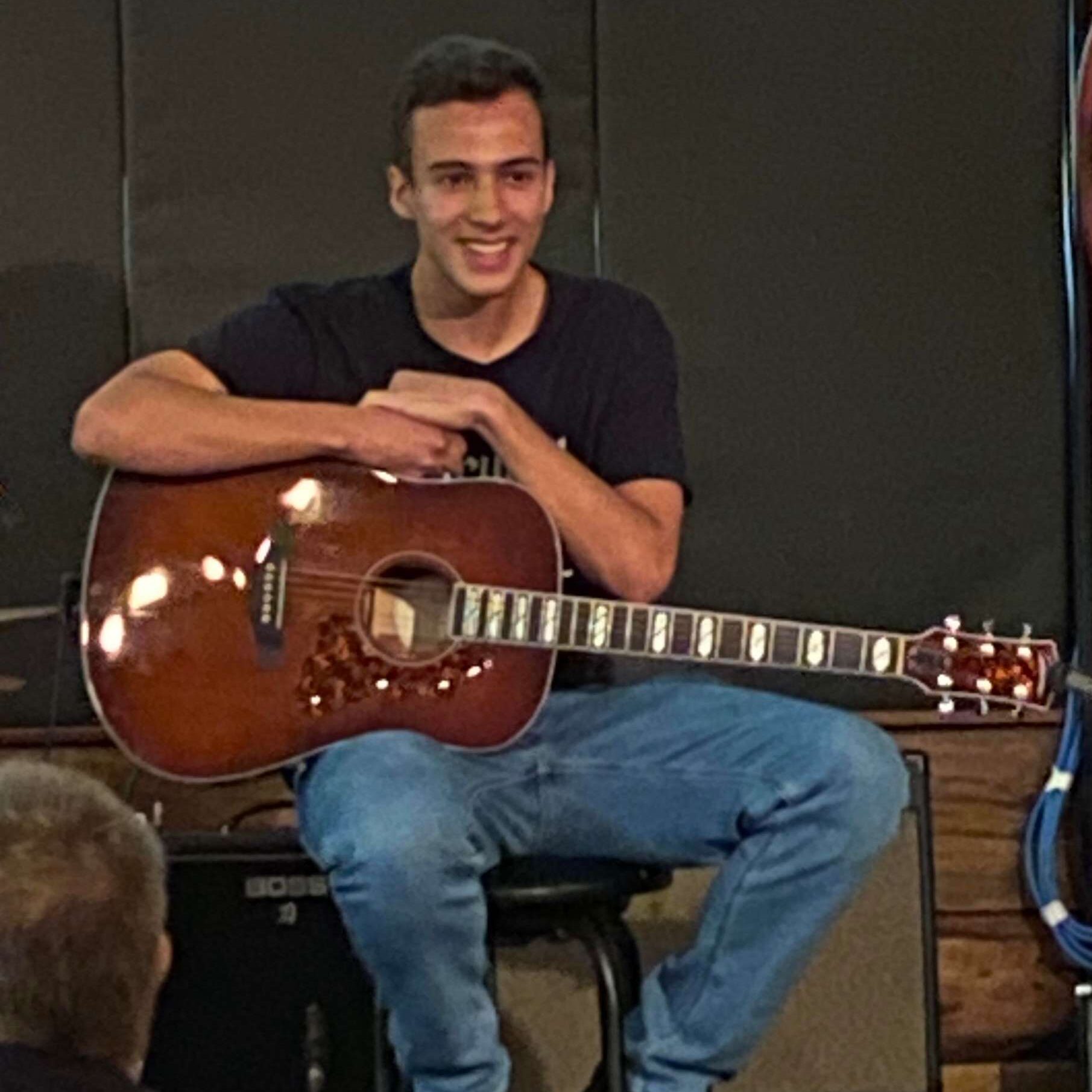 Étudiant en guitare jazz récipiendaire 2025-26 de la Bourse Michel Dufresne, Luthier